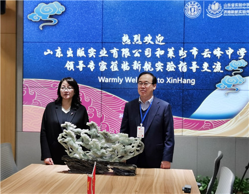 萊州市云峰中學(xué)校領(lǐng)導(dǎo)赴濟(jì)南新航實(shí)驗(yàn)外國(guó)語(yǔ)學(xué)校參觀交流